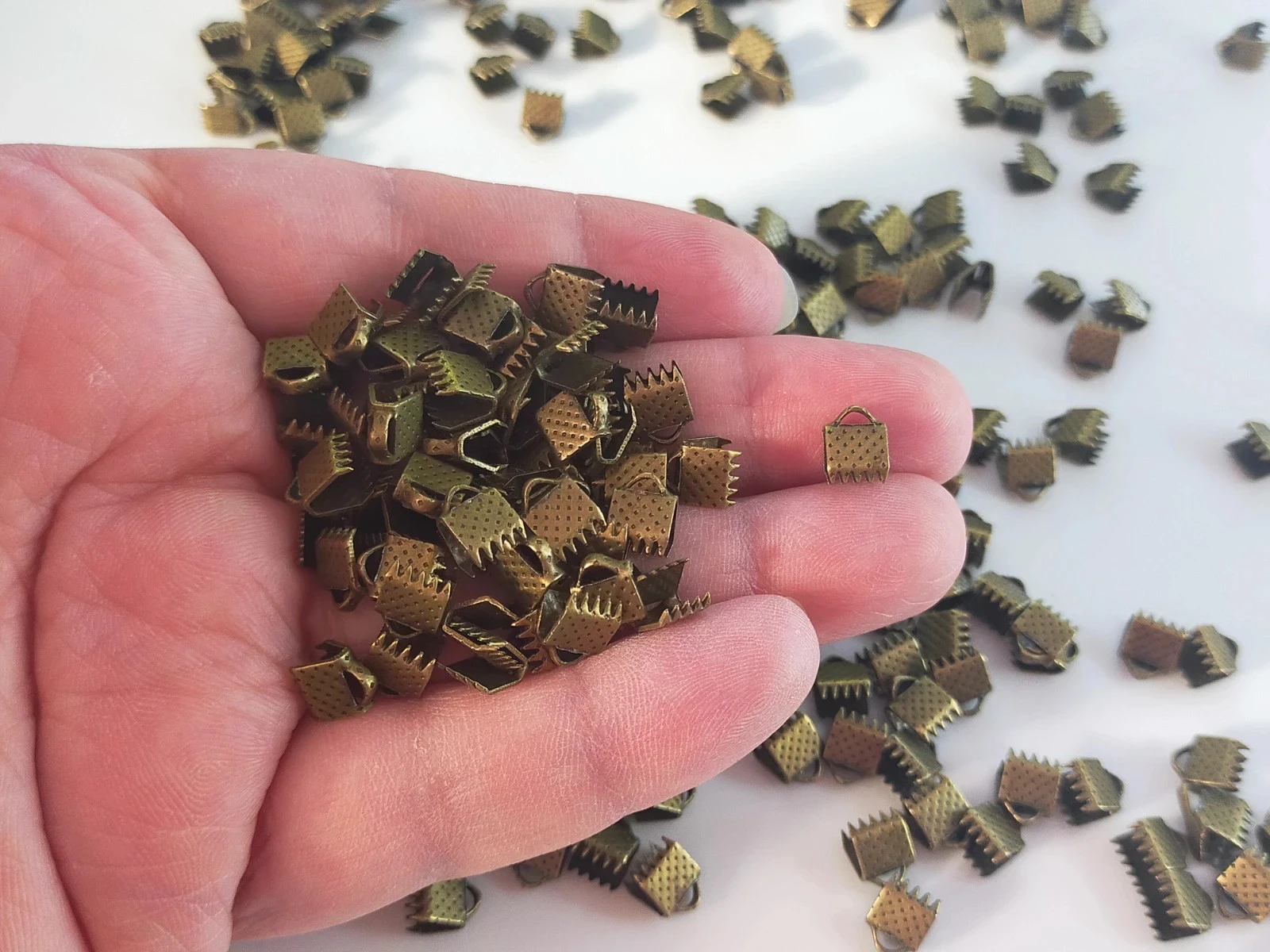 300 kleine kledingspeldjes met lint 6mm bronzen partij nr. 6588 – photo 3
